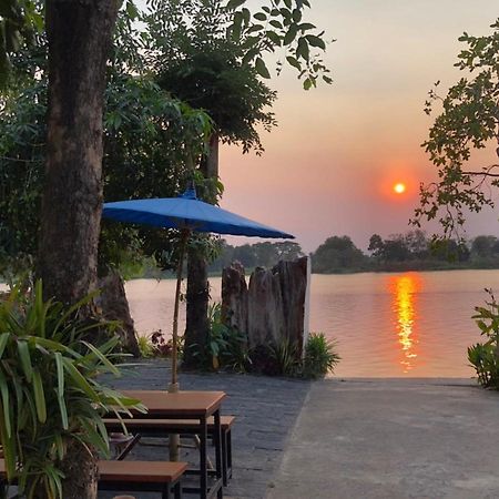 Ruen Thai Ban Rim Nam Kamphaeng Phet Bagian luar foto