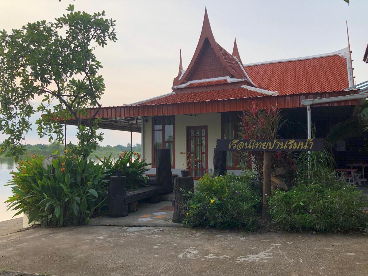 Ruen Thai Ban Rim Nam Kamphaeng Phet Bagian luar foto