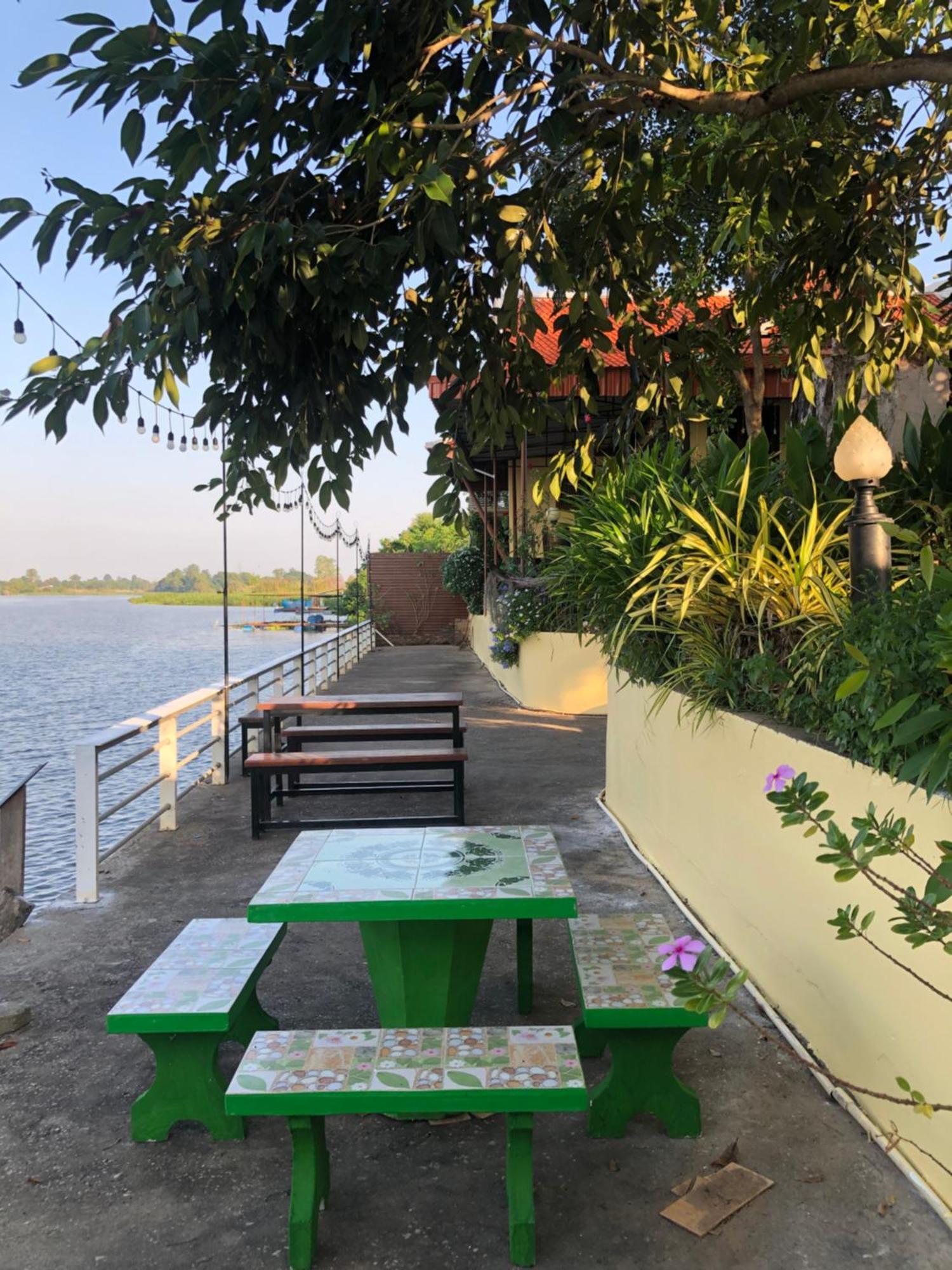 Ruen Thai Ban Rim Nam Kamphaeng Phet Bagian luar foto