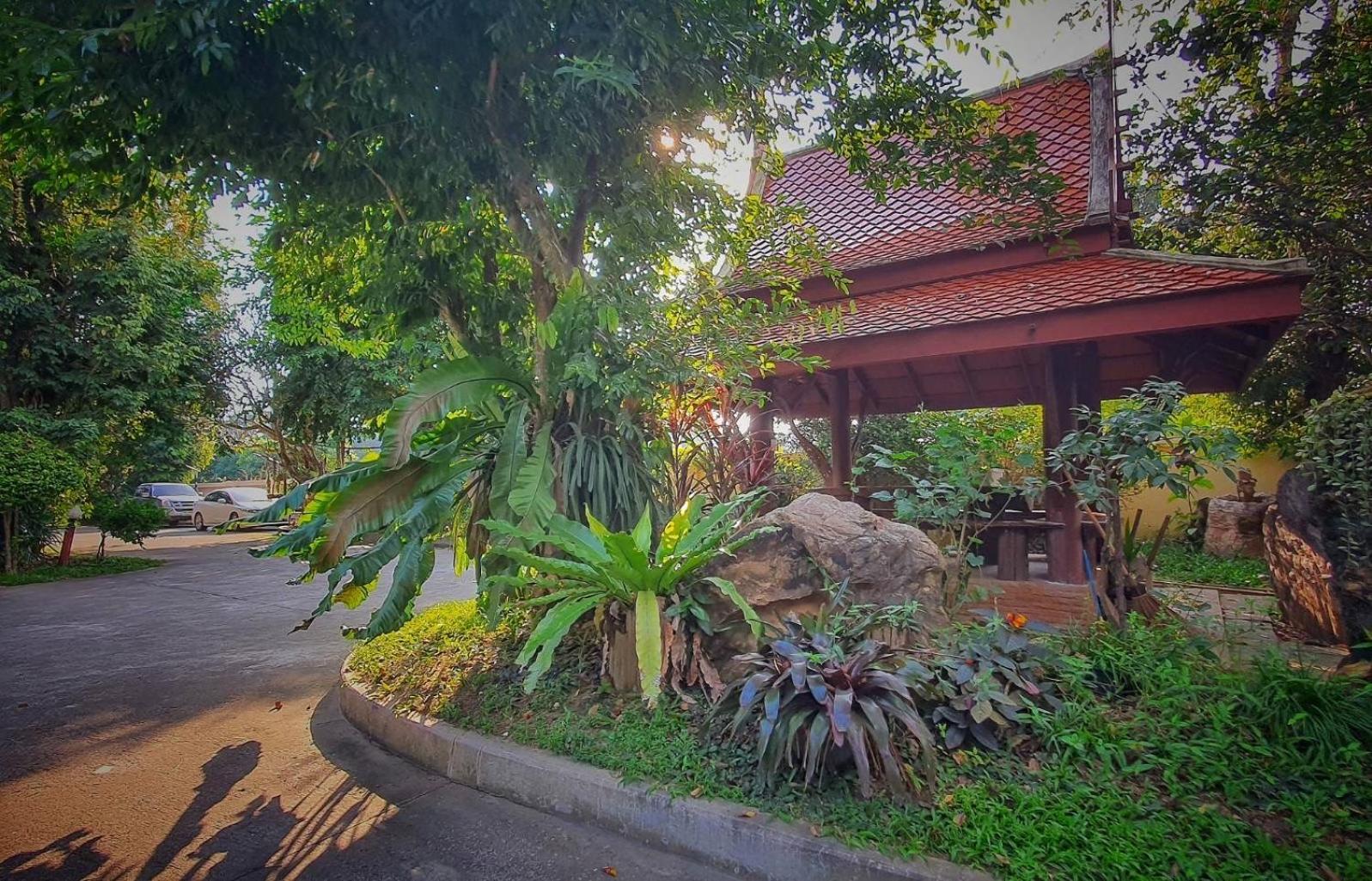Ruen Thai Ban Rim Nam Kamphaeng Phet Bagian luar foto