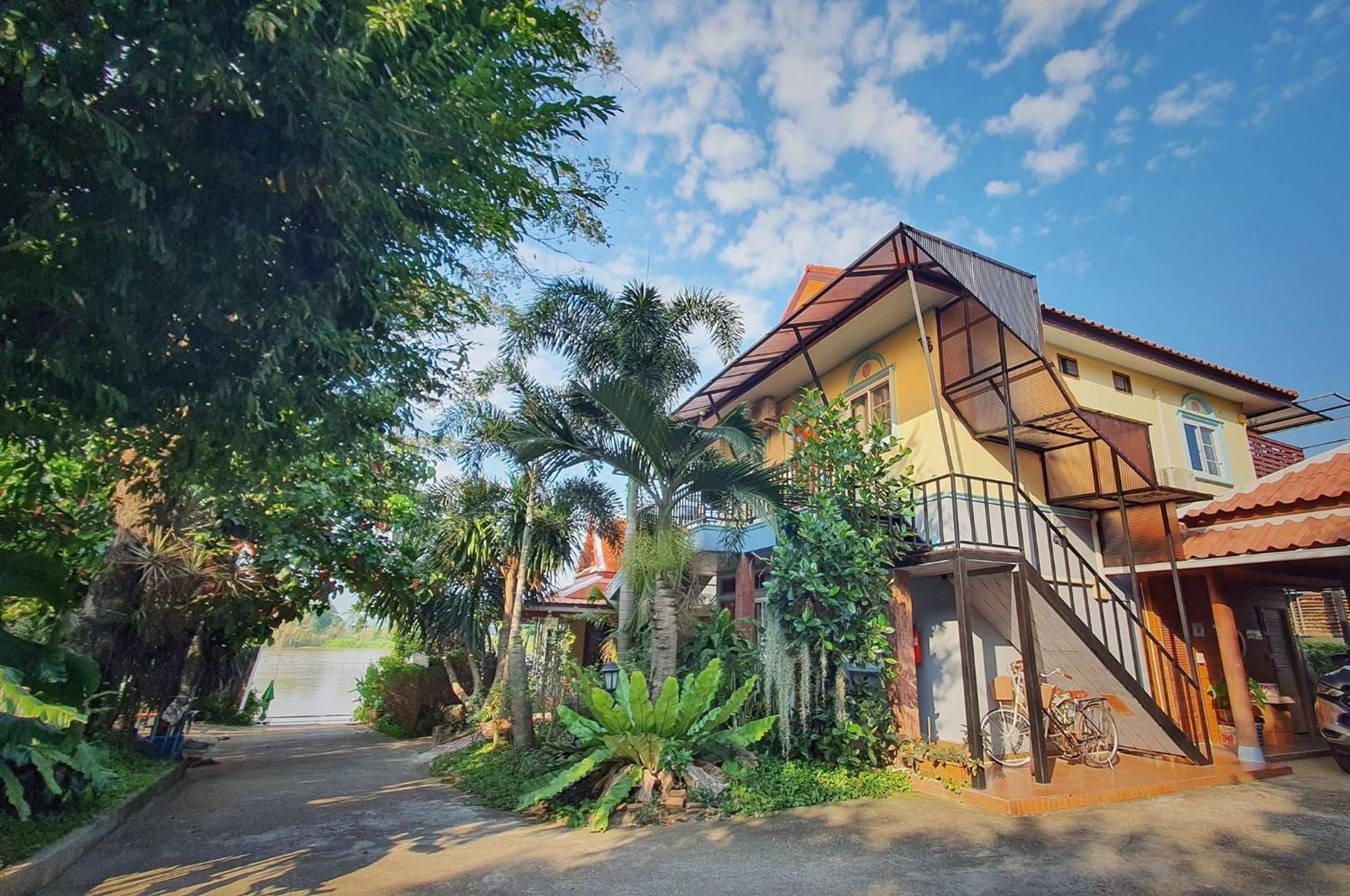 Ruen Thai Ban Rim Nam Kamphaeng Phet Bagian luar foto