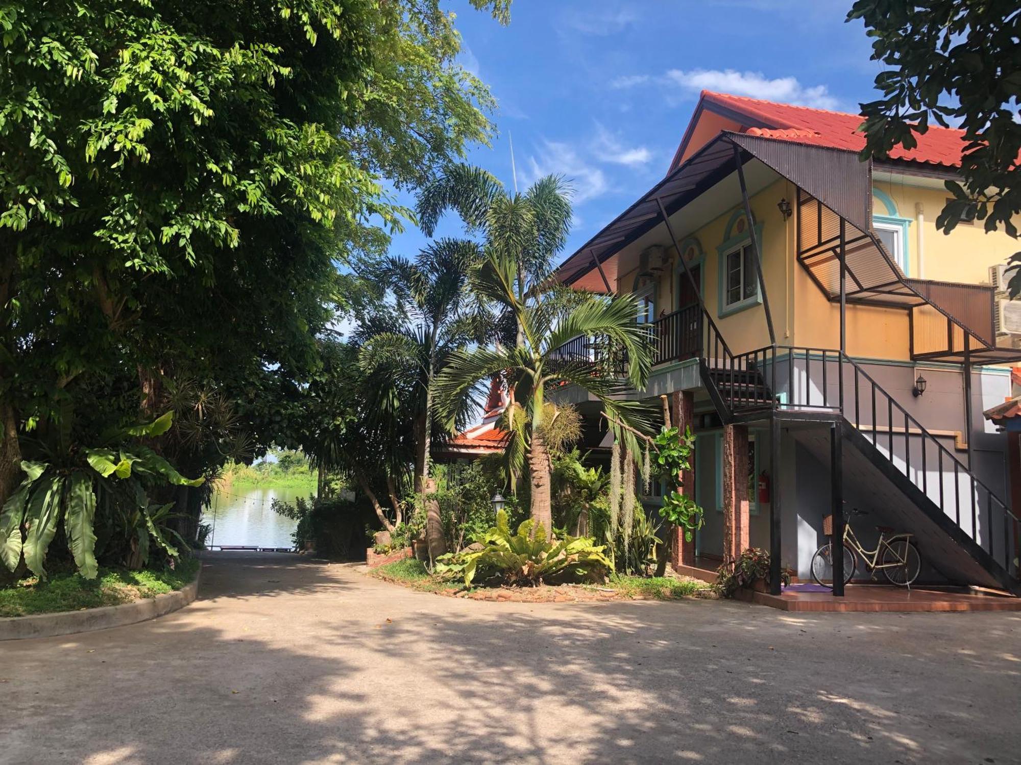 Ruen Thai Ban Rim Nam Kamphaeng Phet Bagian luar foto