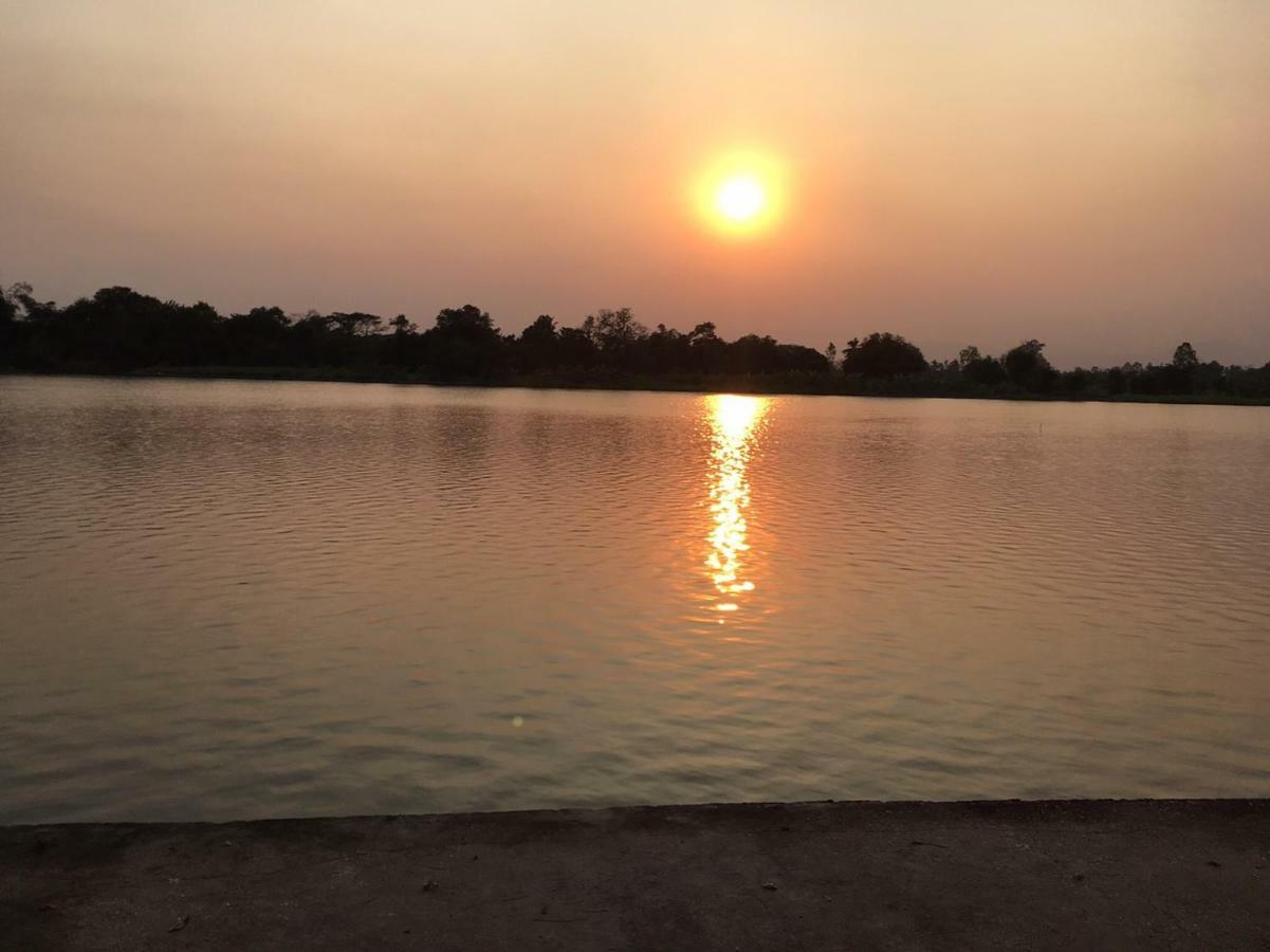 Ruen Thai Ban Rim Nam Kamphaeng Phet Bagian luar foto