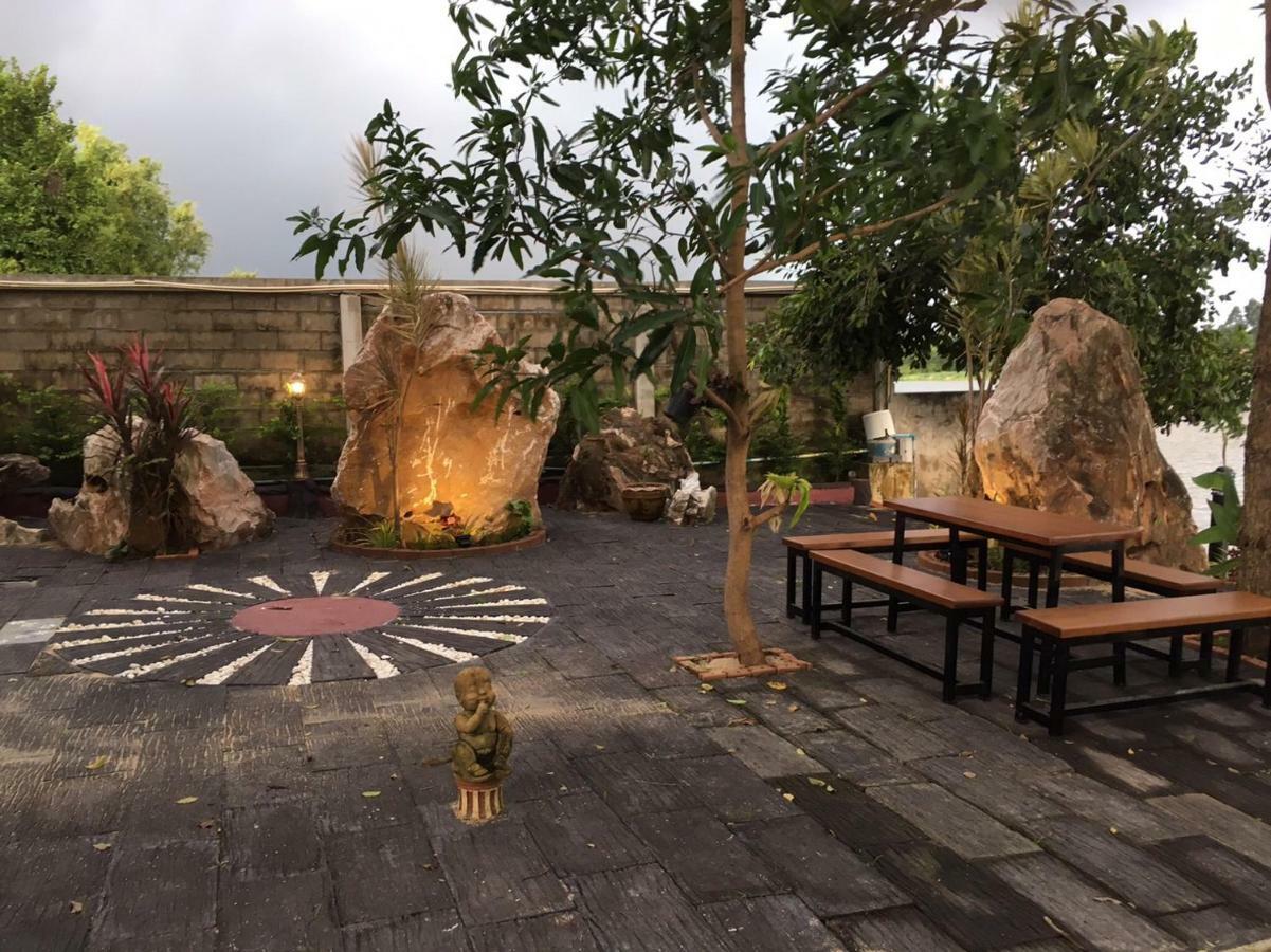 Ruen Thai Ban Rim Nam Kamphaeng Phet Bagian luar foto