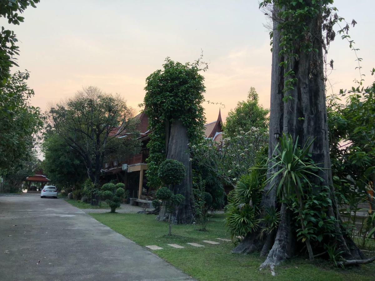 Ruen Thai Ban Rim Nam Kamphaeng Phet Bagian luar foto