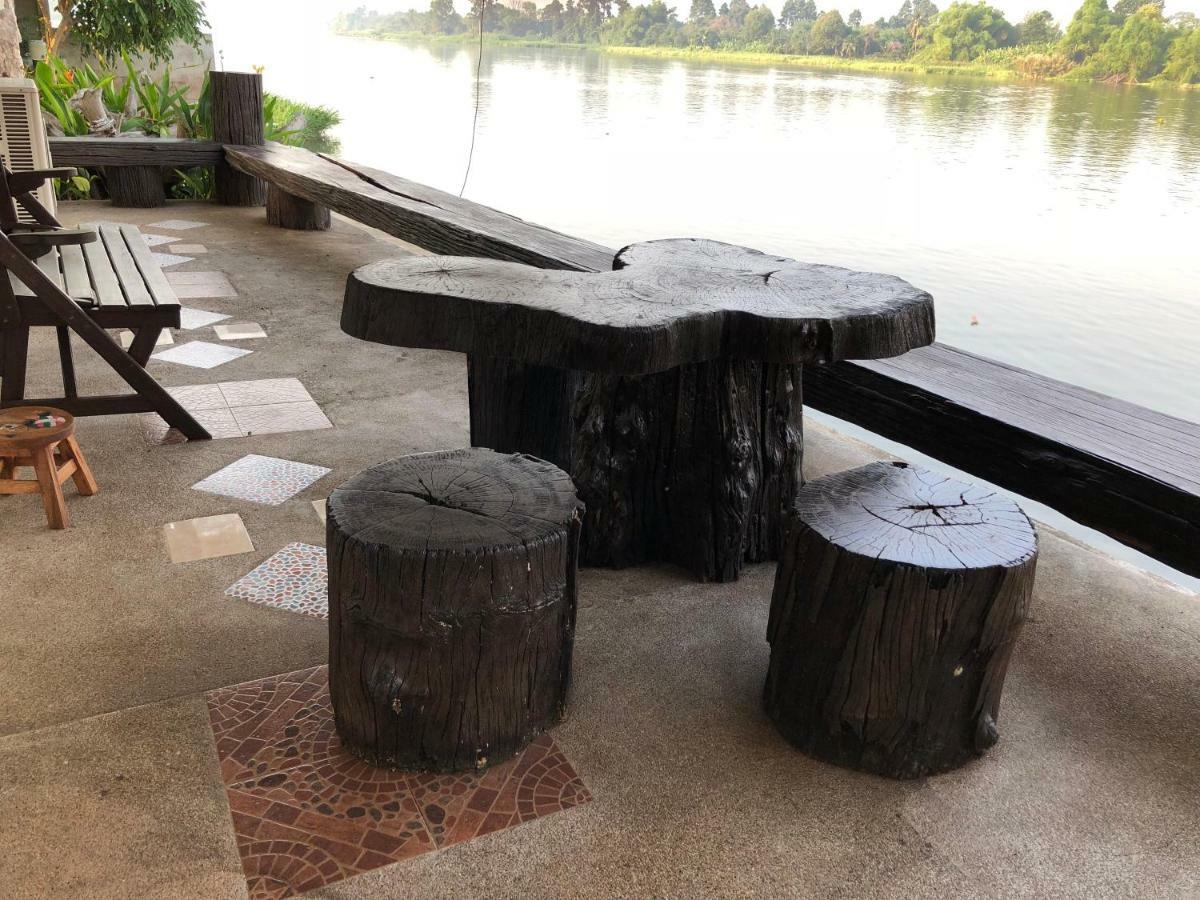 Ruen Thai Ban Rim Nam Kamphaeng Phet Bagian luar foto