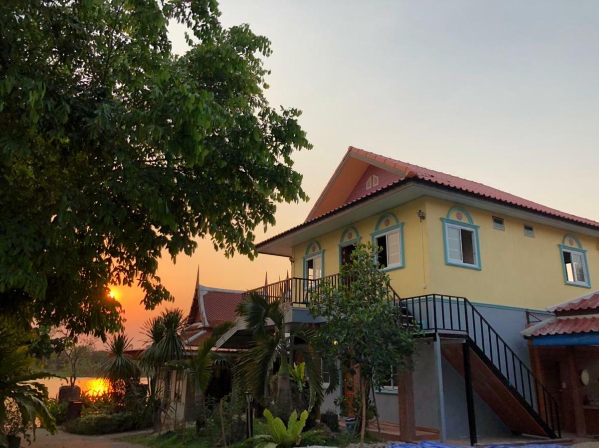 Ruen Thai Ban Rim Nam Kamphaeng Phet Bagian luar foto