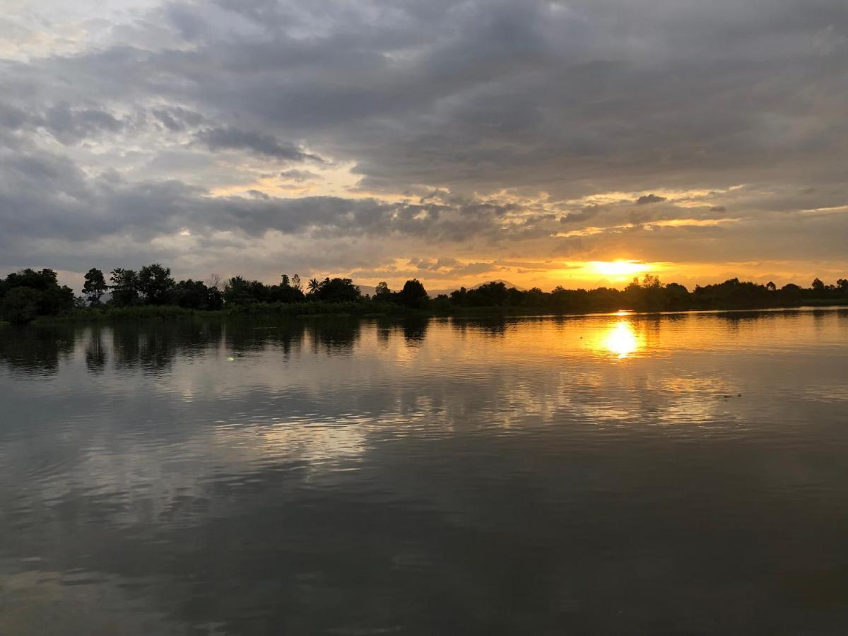 Ruen Thai Ban Rim Nam Kamphaeng Phet Bagian luar foto