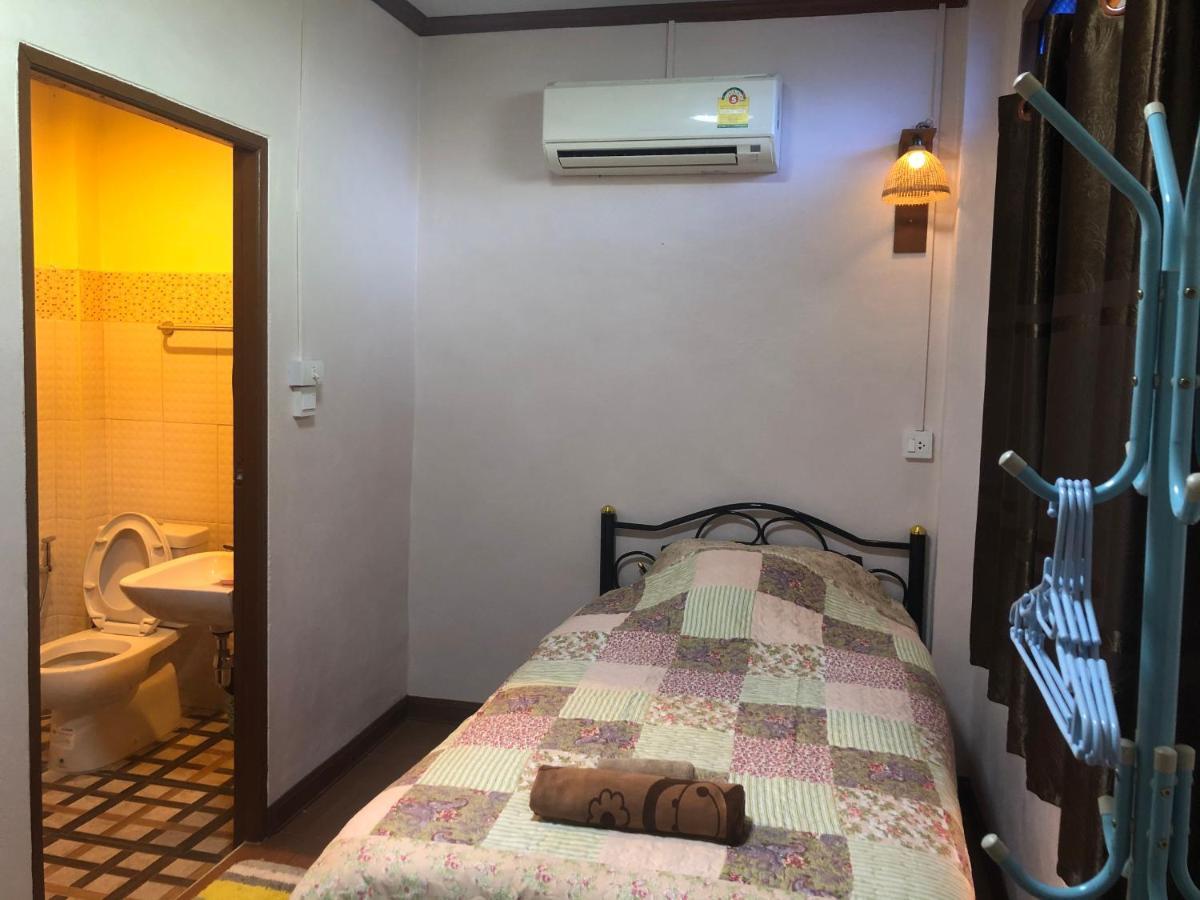 Ruen Thai Ban Rim Nam Kamphaeng Phet Bagian luar foto