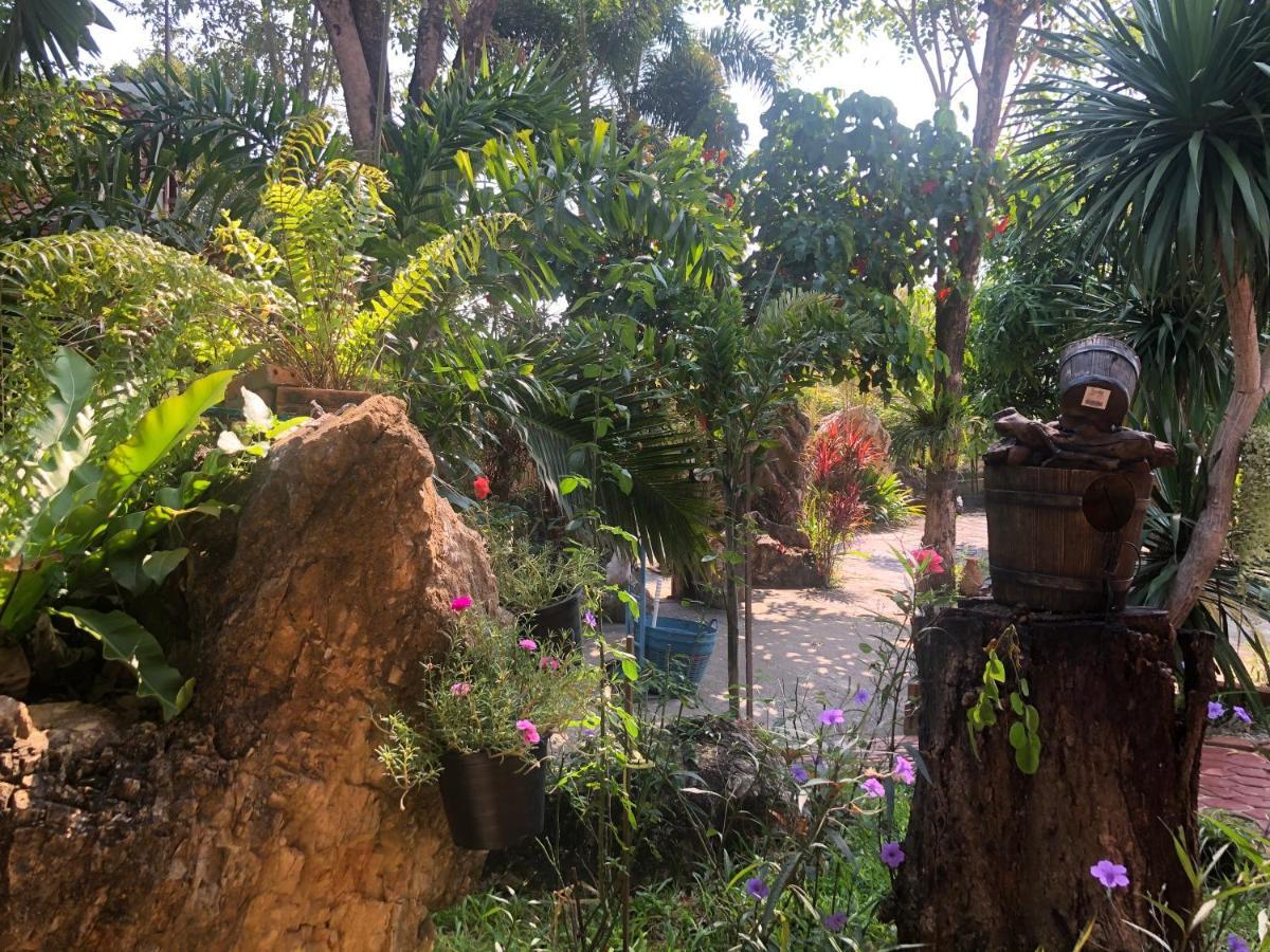 Ruen Thai Ban Rim Nam Kamphaeng Phet Bagian luar foto