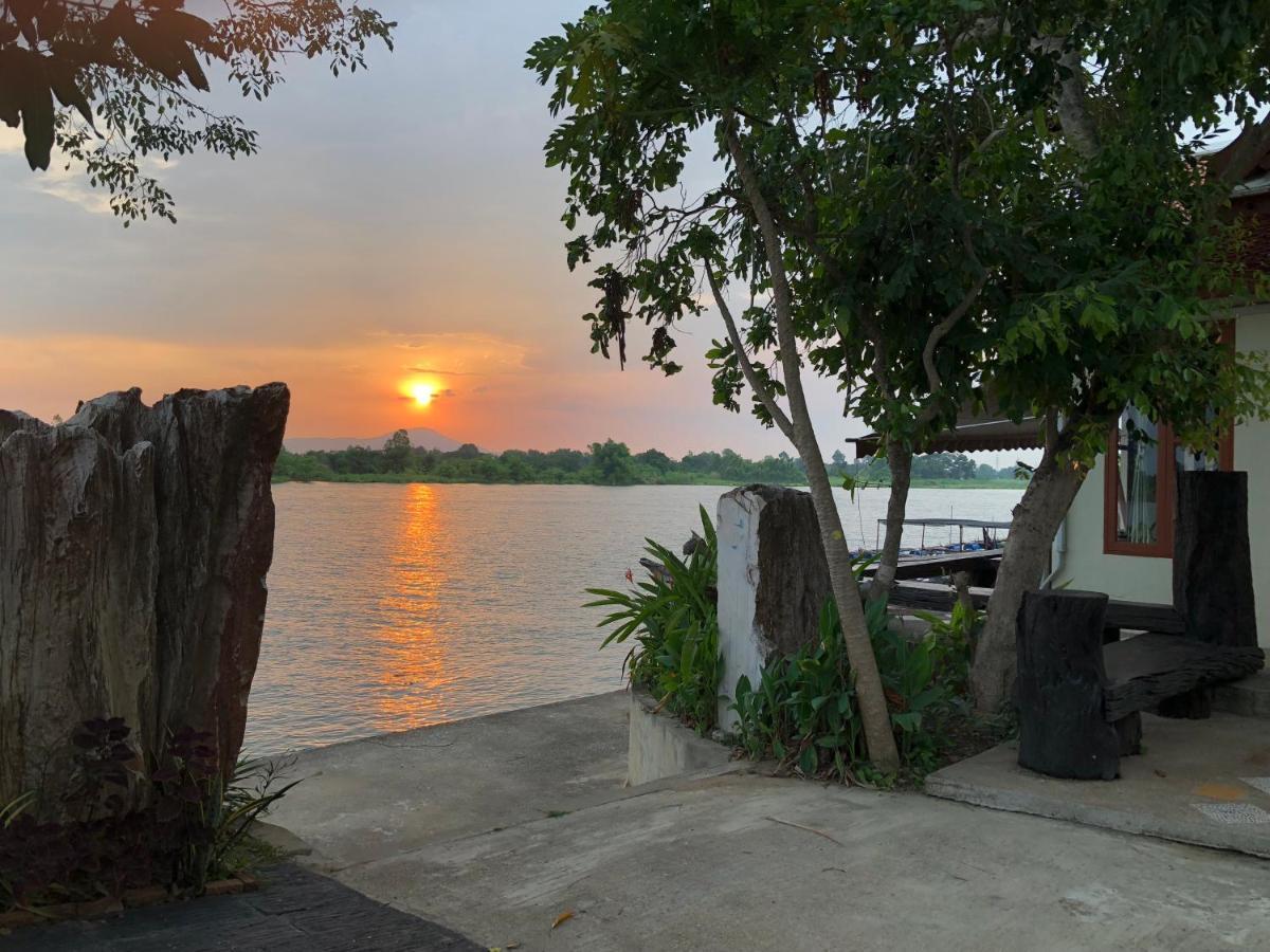 Ruen Thai Ban Rim Nam Kamphaeng Phet Bagian luar foto